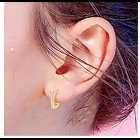 Gold tone v shaped hoop with pavé stones - Picture 2 of 3